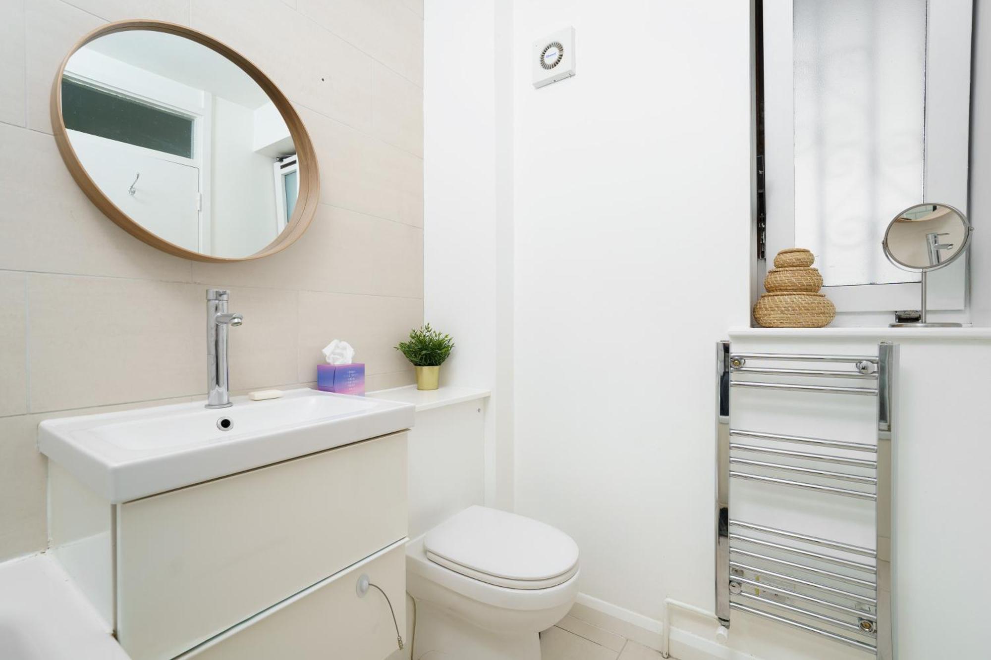 Lovely Apartment In Victoria Park Village Londres Exterior foto